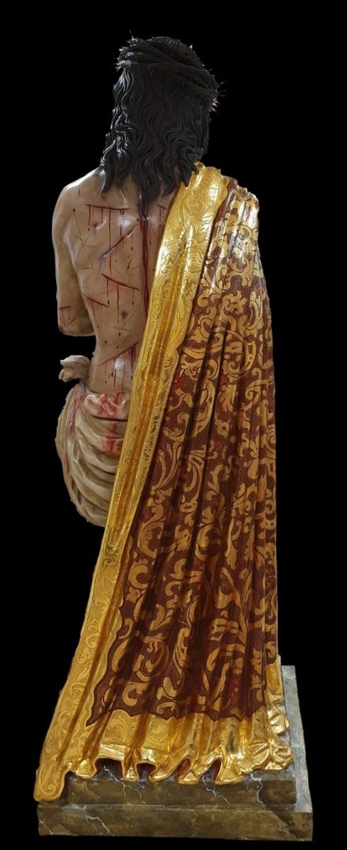 #SabiasQue ⁉️| El Señor de la Piedad es el único Ecce-Homo de Sevilla de talla completa en postura erguida⁉️ Fue realizada por el visueño <a href="/EscultorRMartin/">Ramón Martín</a> en el año 2012 y bendecida en el año 2013. Su clámide fue enriquecida y estofada por <a href="/dorado_velarde/">Dorado y Restauración Abel Velarde S.L</a> en el año 2020 por