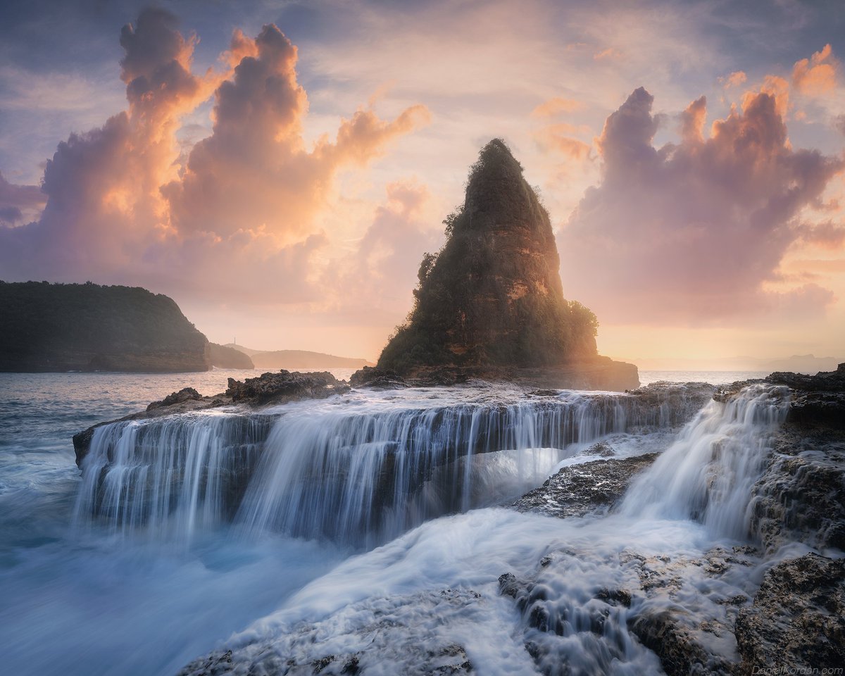 That's a seascape from sunrise at Lombok island, Tanjung Bloam. We just called it the Gandalf Hat 🤠 Huge waves splashing over the natural rocky bridge creating beautiful waterfalls. So the challenge here was to capture this moment and at the same time not to get totally wet 😳