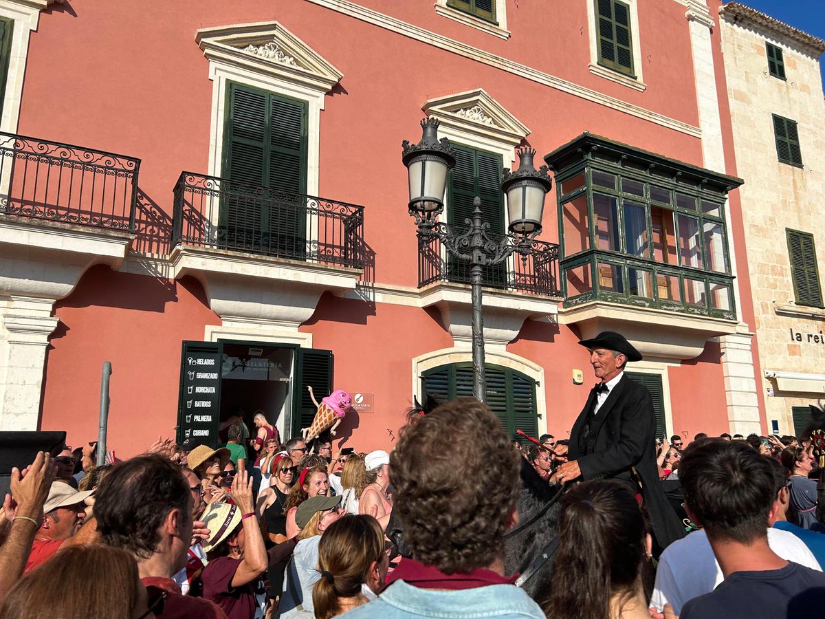 ffernandezsuch's tweet photo. Me dice una amiga de Menorca, representante de una organización agraria. "Para entendender el campo de Menorca hay que conocer y entender la Fiesta de San Joan de Ciutadella"

¡Espectacular! Feliz San Joan. #Citadella #Menorca https://t.co/mRZZMLM9wS