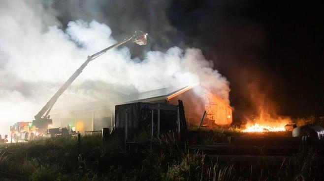 Schuur verwoest door zeer grote brand in Soest, politie onderzoekt brandstichting gooieneemlander.nl/cnt/dmf2023062…