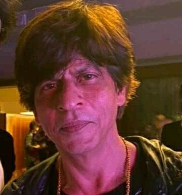 In #31YearsOfSRK all he did is hiring a good PR  and chaatugiri of entertainment media just to be hailed as globalstar with no major box office records , no meaningful movies , no solo clean hits and most importantly with kiraye k fans.