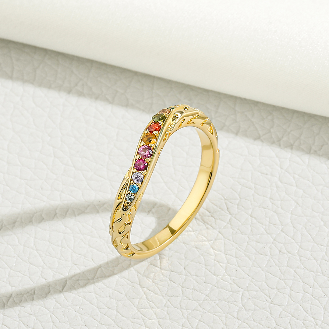 雨あがりの空にそっと架かる虹のアミュレットリング♪
7色キュービックジルコニアを上品なシンプルに輝きを彩りをさり気なく大人に指元を素直に飾るお守りリング。
詳しくは⇒jeulia.io/9rfc