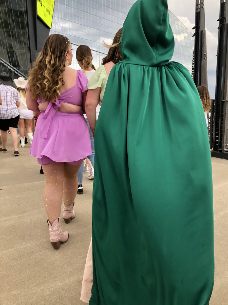 DariaSalamon's tweet photo. Iconic show @taylorswift13 My daughter sewed her own Evermore cape! #erastour https://t.co/BDJRhIOSSQ