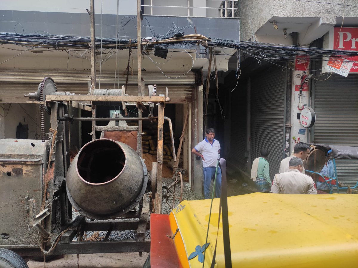 akshay_garg2's tweet photo. Hi @MCD_Delhi unauthorised construction being carried out by the builder by illegal construction of G+5 storied building in patparganj villg. Area, delhi which comes under shahdara South zone ward number 197.
@OberoiShelly 
@CMODelhi 
@DelhiPolice  
@ArvindKejriwal 
@indiatvnews https://t.co/SoKe2vXTqL