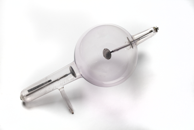 DrCraig_B's tweet photo. The latest episode of Object Matters, the podcast of @ccwm_sydney is live now.
I am joined by curator Kelsey McMorrow as we discuss two fascinating early x-ray tubes in the collection & the history of x-rays & the story of Harry W Cox.
#objectmatters
https://t.co/vCqctGQytu https://t.co/9qu1b5Oraa