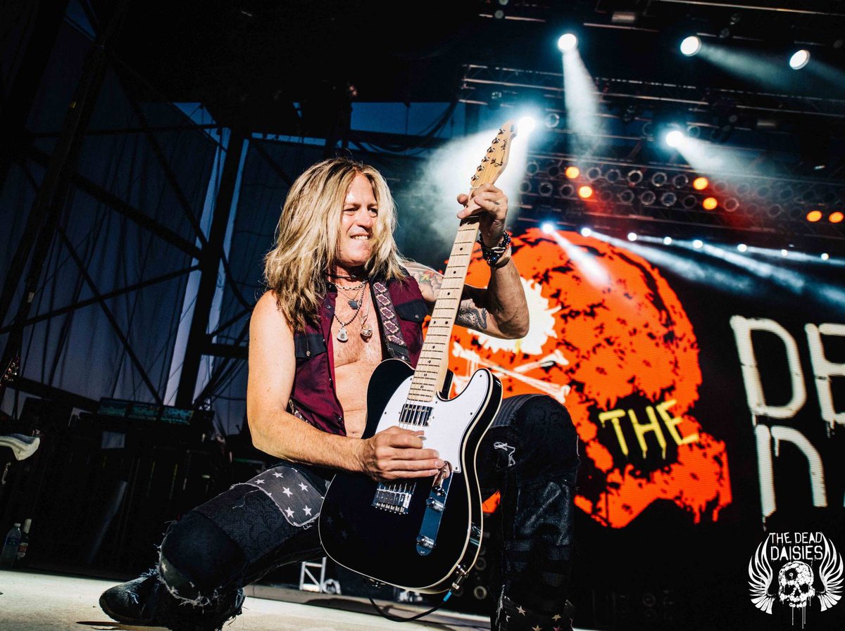 Carvin' it up in Pennsylvania back in 2016!🎸🎸
Can’t wait to tear up Mickey’s Black Box on August 22nd!🚀🚀
Come & join us!🤘🤘
thedeaddaisies.com/tour-2023/

#TheDeadDaisies #TourDates #US #Pennsylvania