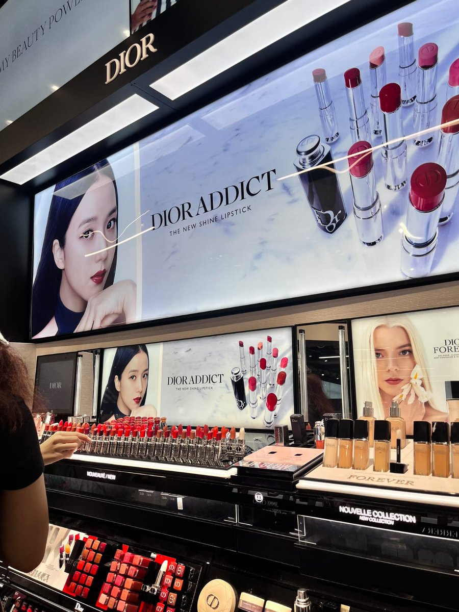 RT @103_js_: JISOO x Dior addict lipstick campaign was seen at Sephora Bukit Bintang https://t.co/8oNYtkbnz1