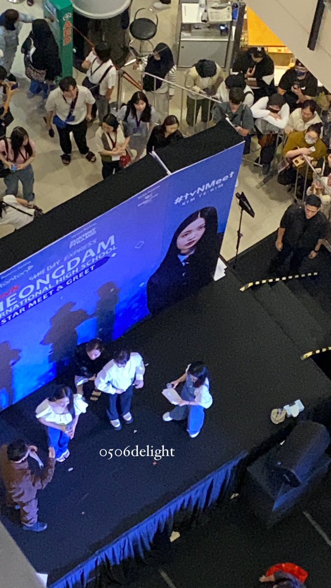 0506delight's tweet photo. worst public event ever i have attended (not that i attended a lot but i did attend 2~4 times): the emcees are not being professionals, why are they speaking malay instead of english, they didn't even let yeri and eunsaem to think when they did q&amp;a 

#CIHStvNStarTourinKL https://t.co/VZj29wrFNR