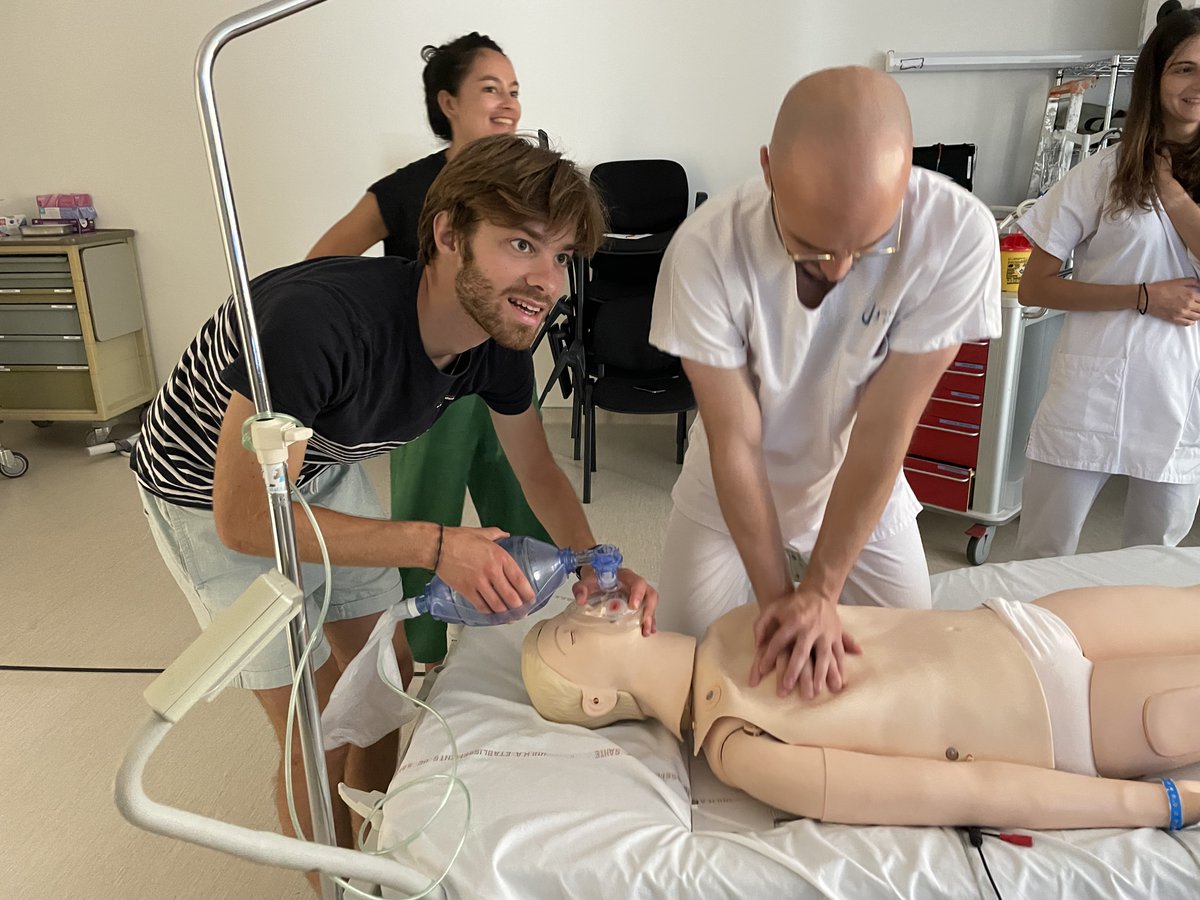 Cesu2A's tweet photo. Formation Training Massage Cardiaque et pose du LUCAS pour les internes des Urgences et du SMUR du CHAajccio !!!
Merci au Docteur Benoit Cajat 😍 https://t.co/Lmuklr28p7