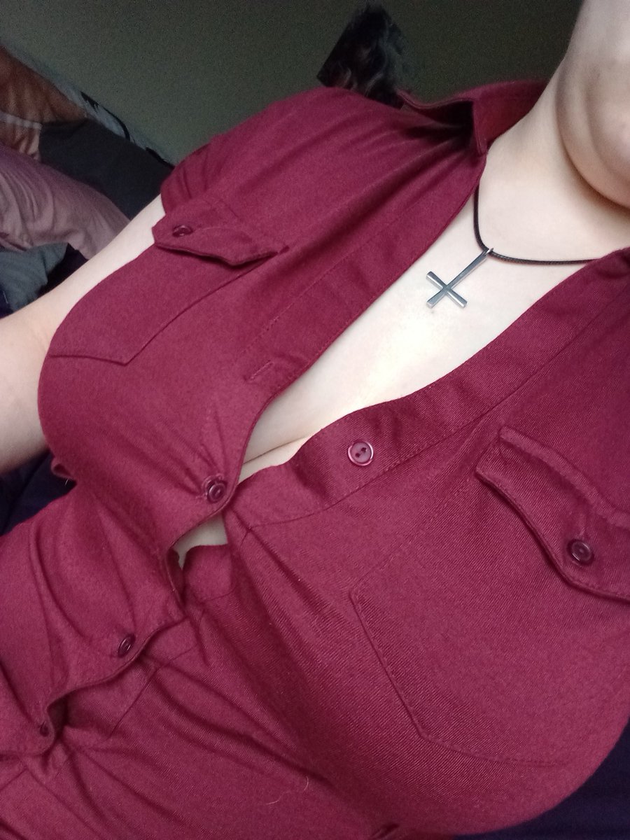 Gothic_Bottom's tweet photo. My boobs were too big for this dress so I had to actually wear a bra 😔 https://t.co/pkJsKWk8IL