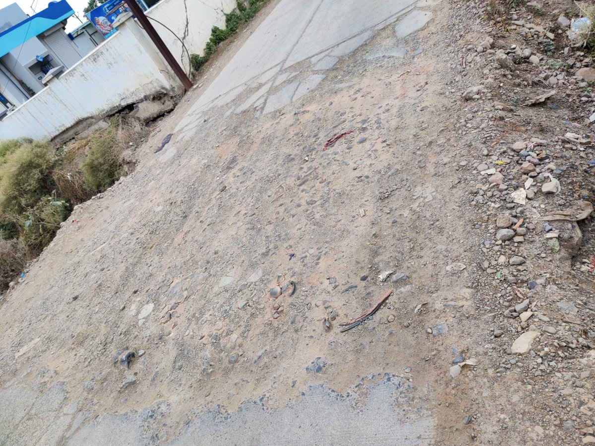 AUntwal's tweet photo. @advpushyamitra @comindore @IndoreCollector @NagarNigamIndor -Sir please look at the situation of the road. This pipeline is being started by nagar nigam and has been stopped in between since past 1 year. https://t.co/lMLFx1nRuk