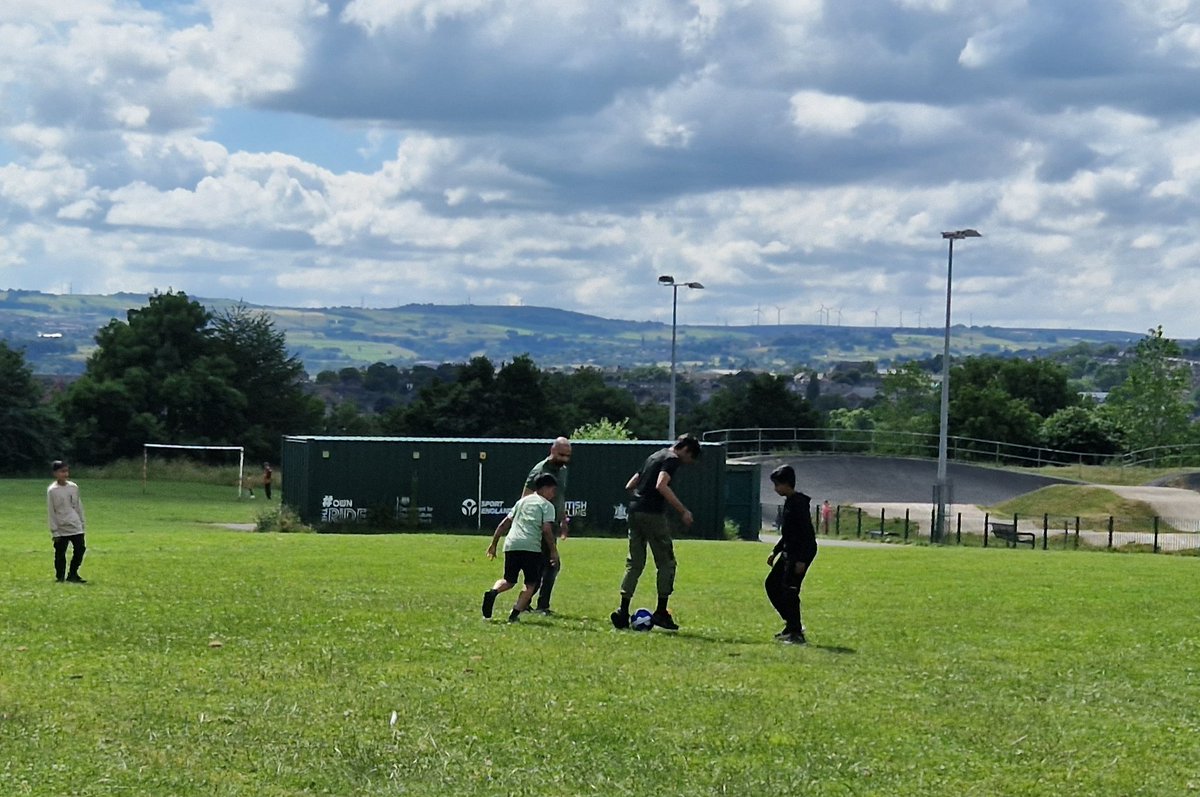 Sophie_Hussain's tweet photo. Another great session at Peel Park yesterday with students from the local Madrassah. Both the children and parents joined in for
football ⚽️ and cricket 🏏
@FaithInCommune @Nasiba_Siddig @ayra_najeeb
#KeepingActive
#PhyicalActivity
#OutDoorPlay
#GreenSpaces https://t.co/HXbazpy1yi