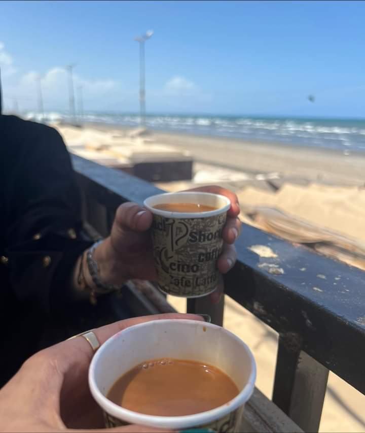 عليك غضب الله ياانيس منصور

خليت الشعب الجنوبي لم يثقو باحد

طيب ايش ذنبي اني لم اقلكم ادعمو حسابي
كثير يقولو شكلك انيس منصور

لعنه الله علاكل خاين لوطنه 
لعنةالله، علا كل عميل مرتزق

قولو(( ااا مين ياربي العالمين))