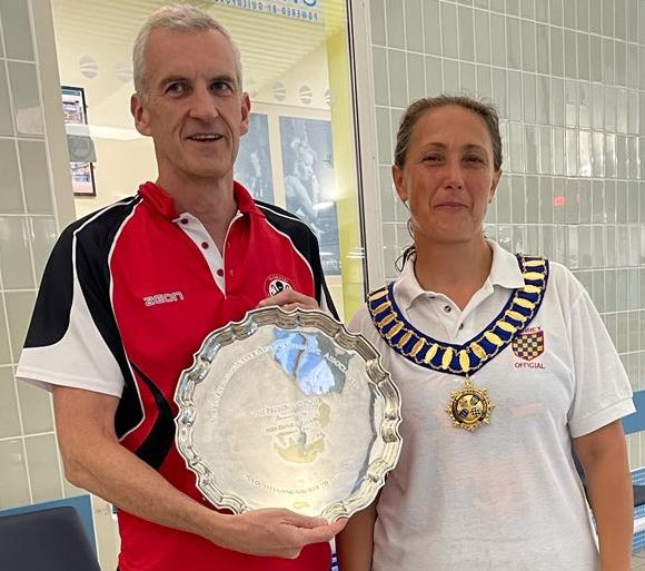 Congratulations to Mike Hodgson (<a href="/WokSwimClub/">Woking Swimming Club</a>) receiving the president's plate at the Surrey Masters Championships from Surrey County ASA president Carmen Georgescu-Spiers.
The competition results are surreyswimming.org/?p=9601