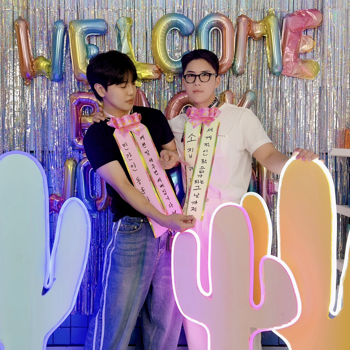 official_ACE7's tweet photo. [#ACE_PHOTO] 📸

230625 Welcome back WOW&amp;DONGHUN LIVE 🤖🗿 완료

웃안웃: 웃긴데 안 웃겨
잼없잼: 재미 없는데 재밌어

#에이스 #동훈 #와우
#ACE #DONGHUN #WOW https://t.co/UoXQd3byH5