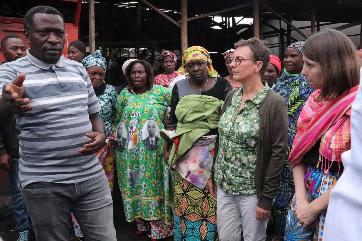 LetuProjet's tweet photo. #Goma: @kathrynchange, Director of Programmes @intalert est impressionnée par le travail des #FPCT au marché transfrontalier de Kahembe à #Birere. Pr elle, l'appui du @LetuProjet est palpable ds une dynamique régionale sur la consolidation dela #paix @SwissDevCoop @SwedeninRW https://t.co/1VOPjUcqSk