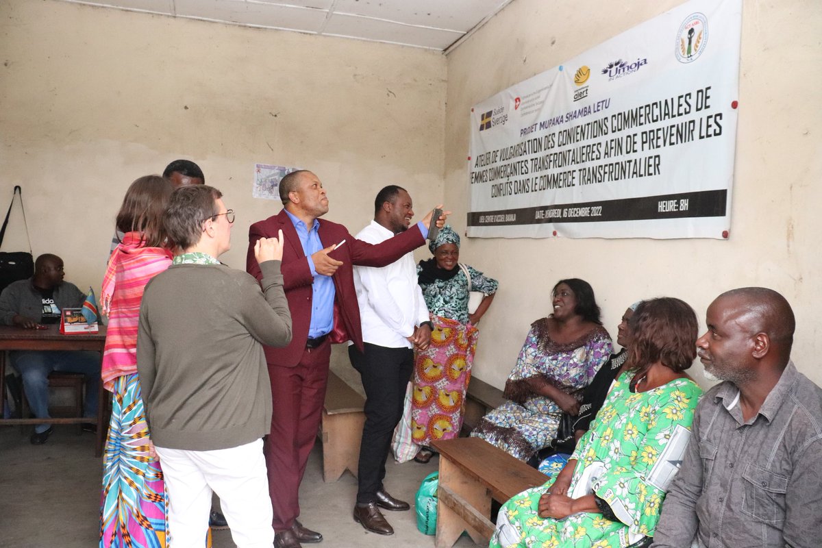 LetuProjet's tweet photo. #Goma: @kathrynchange, Director of Programmes @intalert est impressionnée par le travail des #FPCT au marché transfrontalier de Kahembe à #Birere. Pr elle, l'appui du @LetuProjet est palpable ds une dynamique régionale sur la consolidation dela #paix @SwissDevCoop @SwedeninRW https://t.co/1VOPjUcqSk