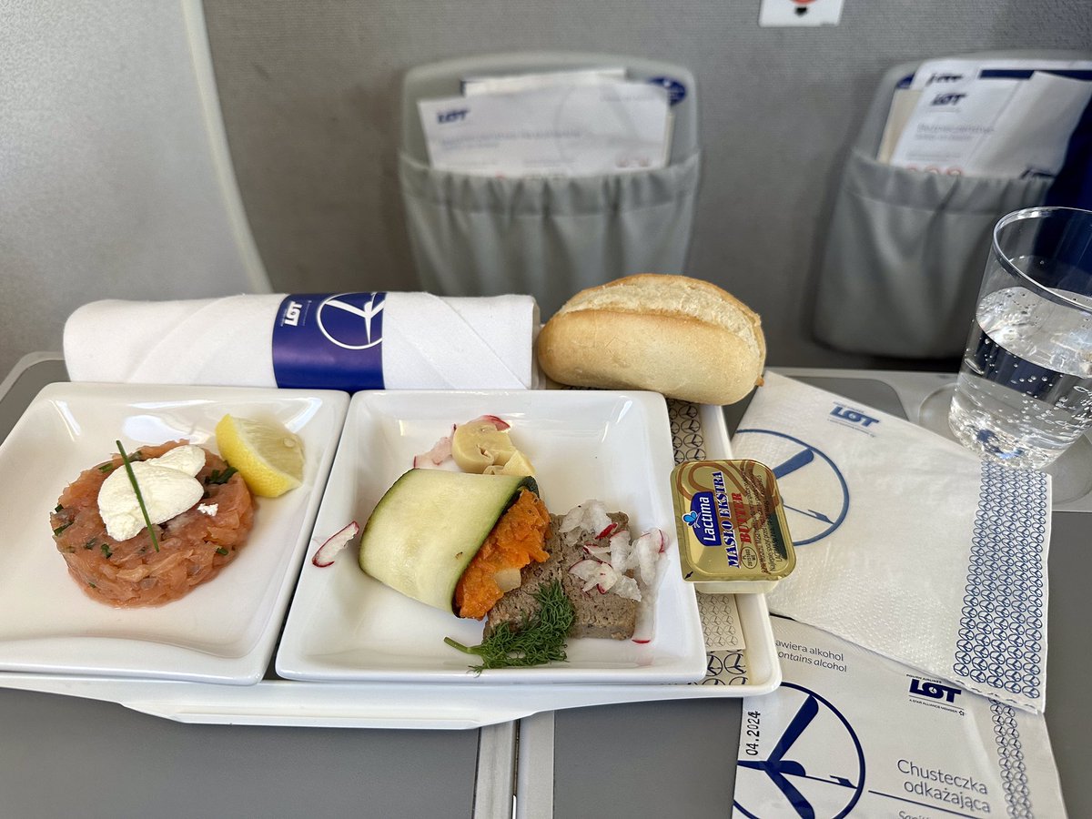 TodaysFlight's tweet photo. I haven’t flown #LOT in a while. Nice meal for the short hop to Warsaw. Best of all: old school paper onboard magazine with the current fleet list. Love it.
#BER #WAW #LO388 #EMB190 #avgeek https://t.co/zh7p1RC1zG