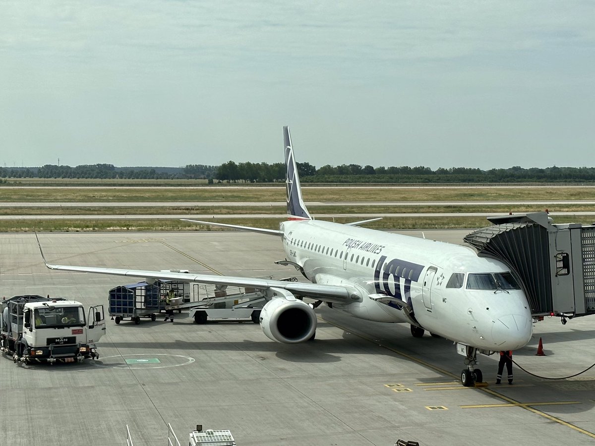 TodaysFlight's tweet photo. I haven’t flown #LOT in a while. Nice meal for the short hop to Warsaw. Best of all: old school paper onboard magazine with the current fleet list. Love it.
#BER #WAW #LO388 #EMB190 #avgeek https://t.co/zh7p1RC1zG
