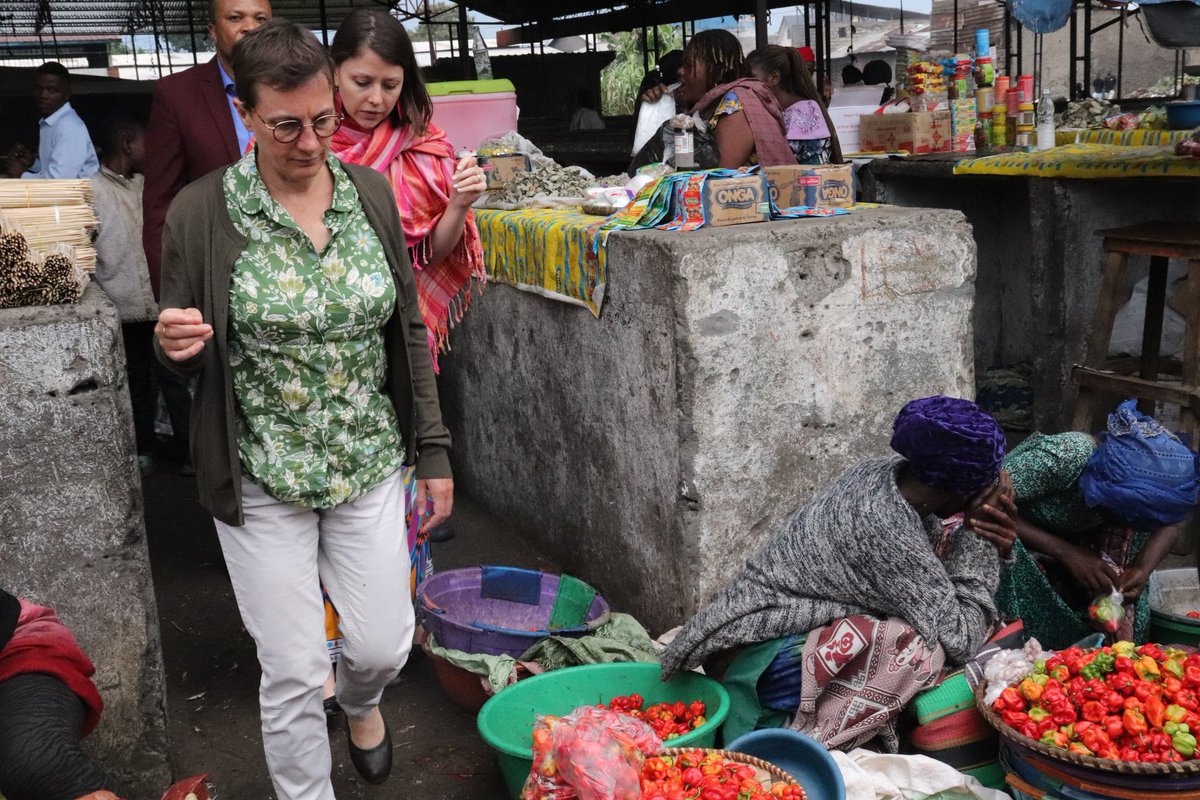 LetuProjet's tweet photo. #Goma: @kathrynchange, Director of Programmes @intalert est impressionnée par le travail des #FPCT au marché transfrontalier de Kahembe à #Birere. Pr elle, l'appui du @LetuProjet est palpable ds une dynamique régionale sur la consolidation dela #paix @SwissDevCoop @SwedeninRW https://t.co/1VOPjUcqSk