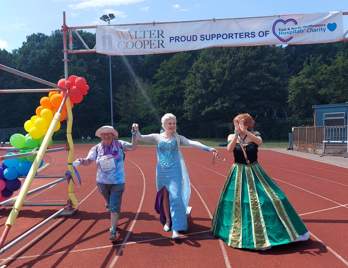 Elsa and Anna welcome our final runner over the line! #RainbowRun23 🌈