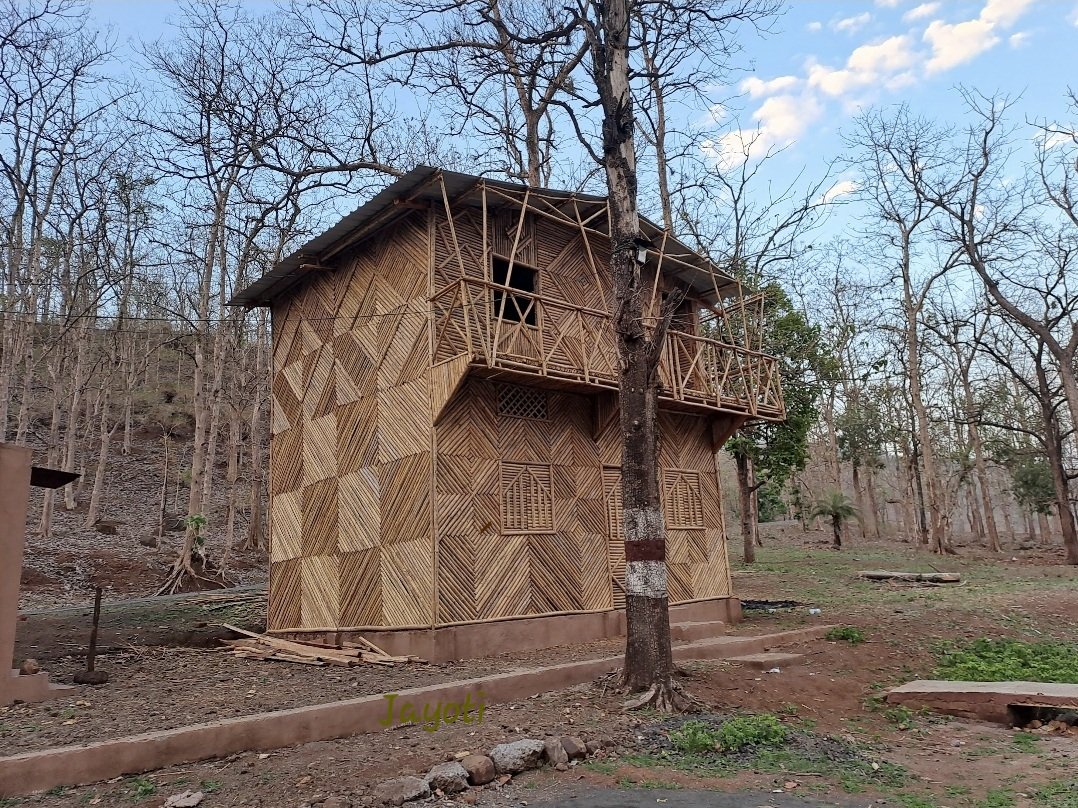 jayotibanerjee's tweet photo. "The fear of forgetting anything precious can trigger in us the wish to raise a structure,like a paperweight to hold down our memories"
~#AlainBotton
The Architecture of Happiness
This is built completely from Bamboo & fallen Logs in
#MelghatTigerReserve
Tell you more tmro🙂 https://t.co/8axzVxkQFt