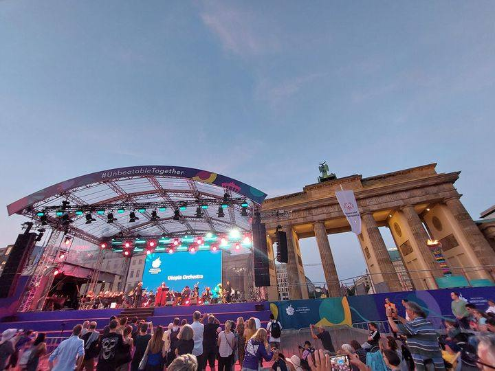 Aufschauen in jeder Hinsicht: #Heute Sonntag großes #Feuerwerk am #Brandenburger #Tor zum Abschluss der #Special #Olympics bit.ly/3CMKJeQ