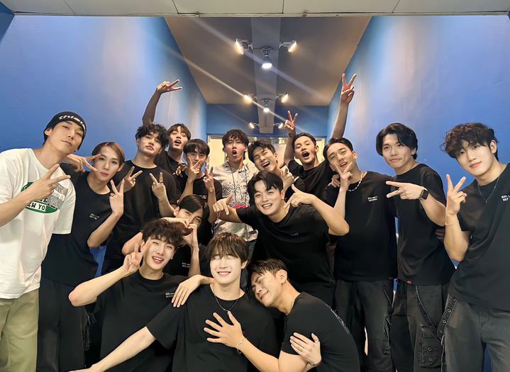 ailing60540091's tweet photo. #LastDDAY_TOUR_SEOUL🇰🇷
#TeamSugaDancers  #performancedirector #Day2 
#SUGA_AgustD_TOUR #Stage_For_ARMY #BTSARMY https://t.co/iNFNUaRovc