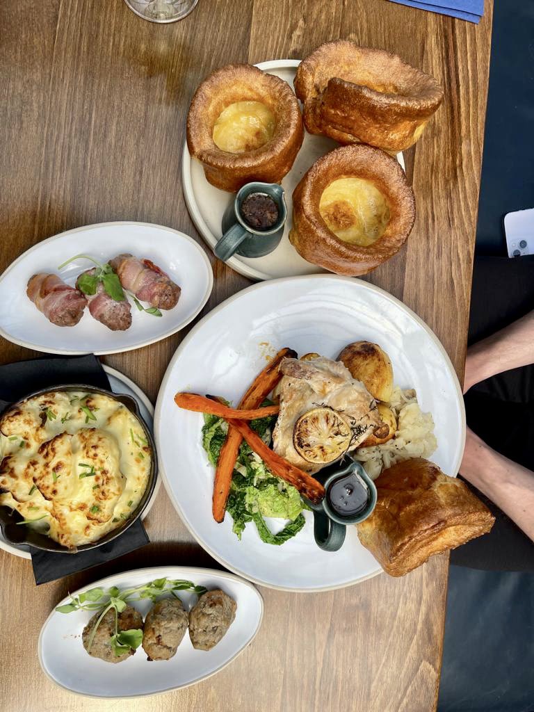 What’s the point of a Sunday roast if you can’t also treat yourself to all the sides 😍. We’ve got the AC cranked and all the roasts your heart desire #sundayfunday #sundaylunch #roastdinner #sunnysunday #youngspublife