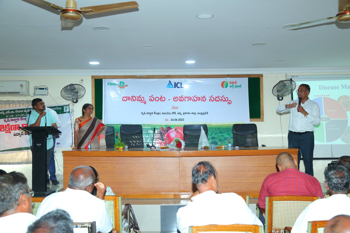 KissanAgriMall's tweet photo. Near about 200+ farmers were present for this Pomegranate Training programme . In this whole day Training session ,#DalimbRatna_Shri_B_T_Gore_Sir guided on "#irrigation, #manures,#nutrition and #disease Management activities in Pomegranate crop. https://t.co/SRzMXf9syu