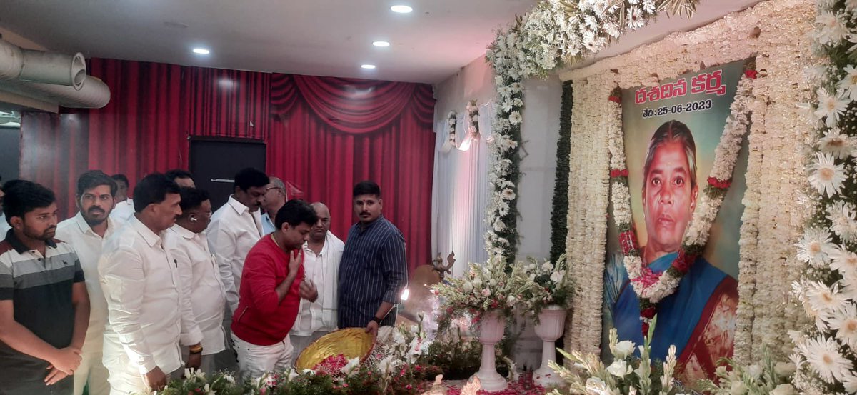 TSIIC Chairman Gyadari Balamallu garu's mother's Dasadinakarma and paid tributes with flowers