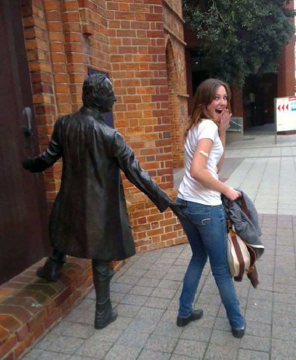 People doing shit with statues (@statuewithfun) on Twitter photo 2023-06-25 11:55:58