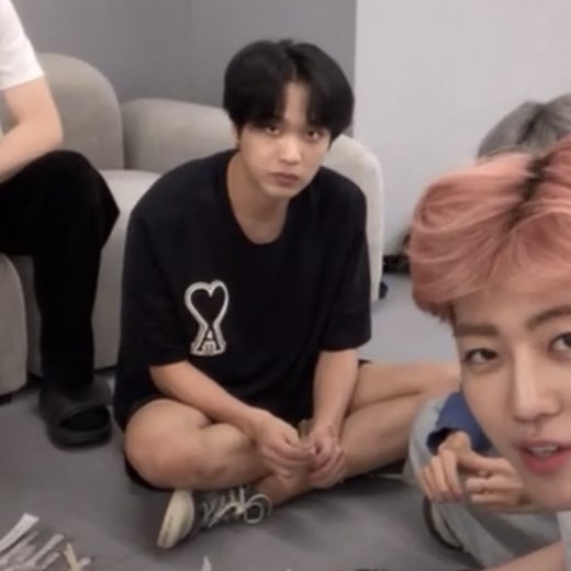 haechanunpad's tweet photo. emang boleh se-bisa-digapai itu jadi cowo pake converse belel, celana pendek, kaos oversized https://t.co/JQ7xChqH8J