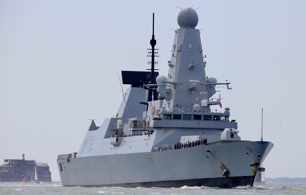WarshipCam's tweet image. HMS Defender (D36) Daring-class air defence destroyer coming into Portsmouth, England - June 25, 2023 #hmsdefender #d36 

SRC: TW-@scottyc298