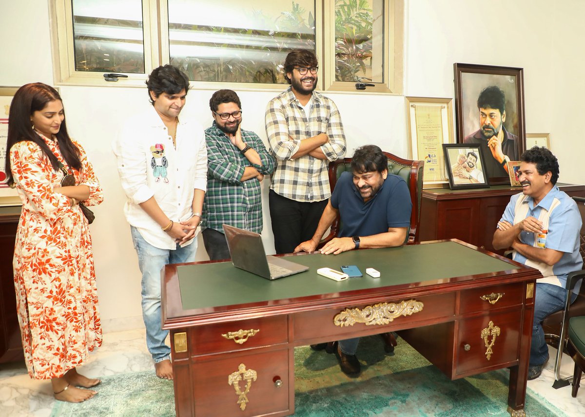 sreevishnuoffl's tweet photo. Beyond blessed to have you launch our Trailer sir MEGASTAR @KChiruTweets 🤗

Forever indebted to you for taking out your time for us 🙏🏻

- https://t.co/6WsNyC9XzT 

#Samajavaragamana In cinemas from June 29 ✨ https://t.co/VzIO1AwoXE