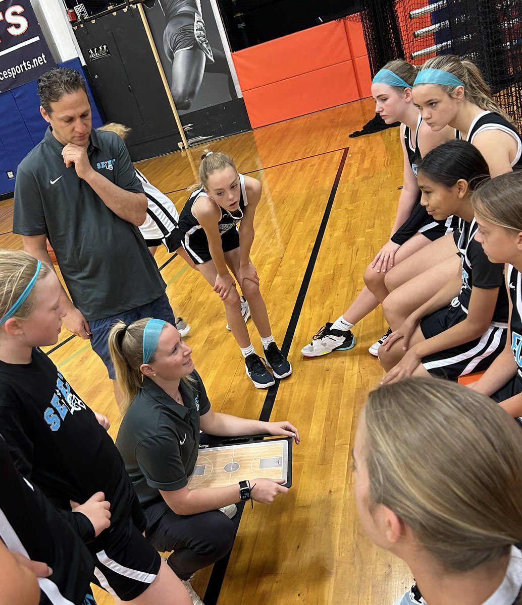 #LGBSelect2029 tips off in just a minute vs Queens Express in the Semi-Finals of <a href="/cesportsevents/">Competitive Edge</a> Philly Summer Finale! Let's go Select!!! #HWNL