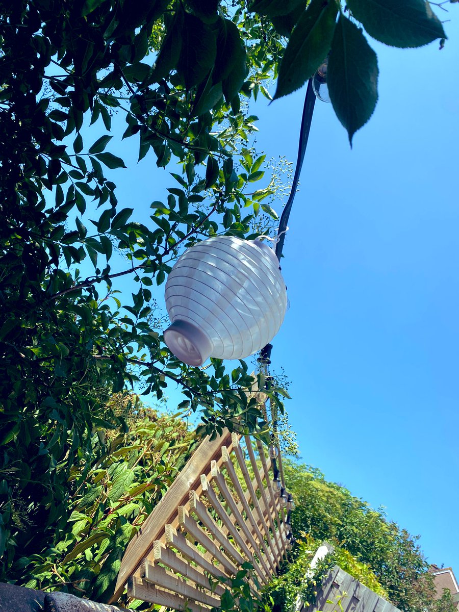 Prima vertoeven hier onder de boom in mn tuintje☀️