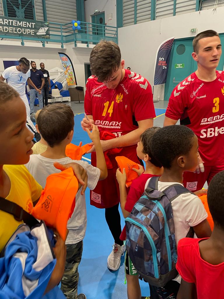 UsepGuadeloupe's tweet photo. Quelle soirée ! 🤩🎉 Une finale de handball de haut niveau pour la @aircaraibes Cup ! Les enfants ont passé un très beau moment. 
Le sport, passeur d'émotions ! 🏐
 L'USEP présente sur TOUS les temps de l'enfant 👍🏽Merci à @DidierDinart33 .  @Drajes_971 @ffhandball @AcGuadeloupe https://t.co/oH80nT9oUQ