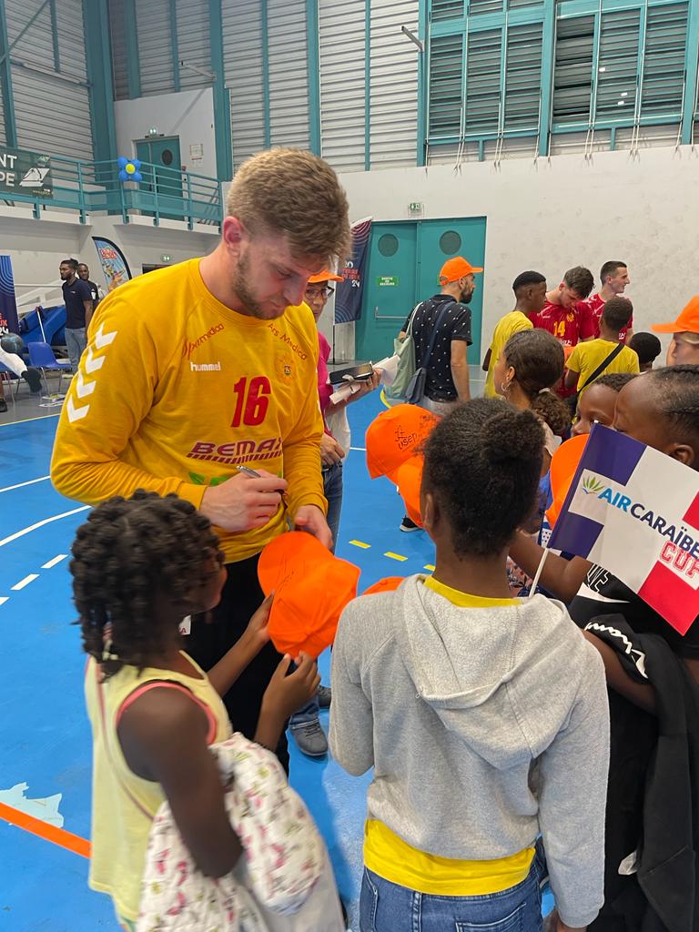 UsepGuadeloupe's tweet photo. Quelle soirée ! 🤩🎉 Une finale de handball de haut niveau pour la @aircaraibes Cup ! Les enfants ont passé un très beau moment. 
Le sport, passeur d'émotions ! 🏐
 L'USEP présente sur TOUS les temps de l'enfant 👍🏽Merci à @DidierDinart33 .  @Drajes_971 @ffhandball @AcGuadeloupe https://t.co/oH80nT9oUQ