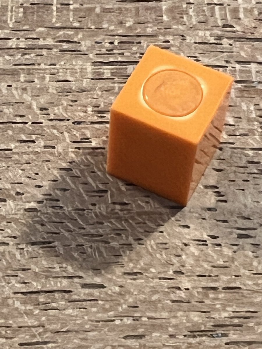 Vreemd foutje in set 40649. Niet echt een short shot en ziet er ook niet echt uit als een beschadiging. #lego #foutjebedankt