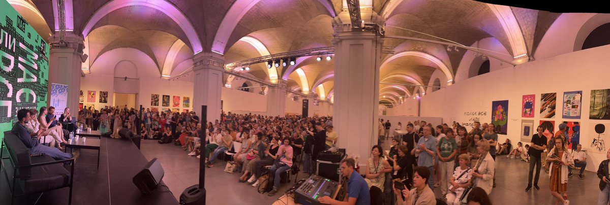 “What is the crime Russia is committing in Ukraine”… what a crowd is listening to the @TRPUkraine discussion during Book Arsenal Festival in Kyiv. Shows a lot how much the issue matters <a href="/peterpomeranzev/">peter pomerantsev</a> <a href="/avalaina/">Oleksandra Matviichuk</a> <a href="/WayneJordash/">Wayne Jordash</a> <a href="/vamelina/">Victoria Amelina 🇺🇦</a> Jonathan Littel <a href="/PIJLab/">Public Interest Journalism Lab</a> <a href="/janinedigi/">Janine di Giovanni</a>