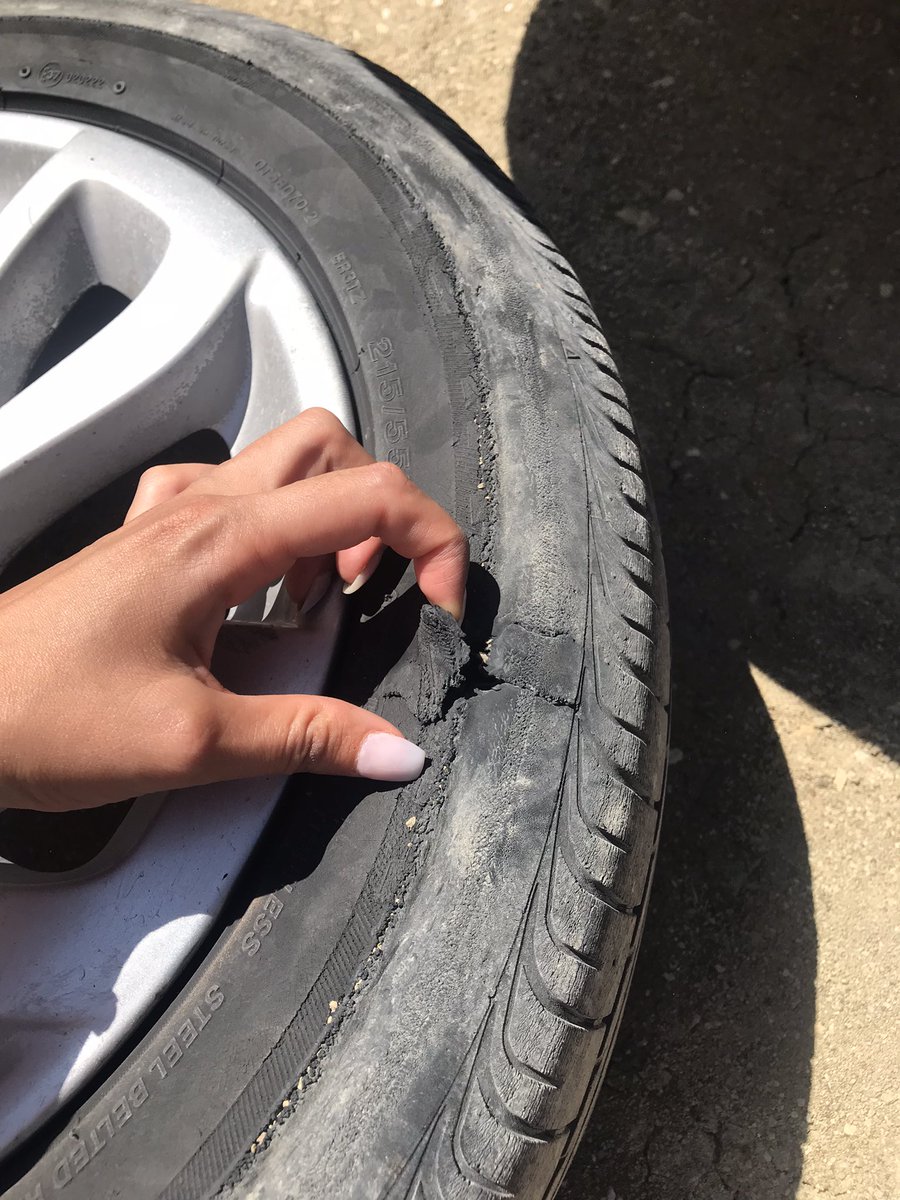 Hatay’ın yolları eskiden bozuktu şimdi bombok afedersiniz. Tamamen kaderine terk edilmiş bir şehir haline geldi. Kalan insanlara uygun yaşama koşulları sağlanmıyor, herkes birbirine yardım ediyor ama ne Büyükşehir nede ilçe belediye başkanlarını gören yok. Plan yok, düzenleme yok