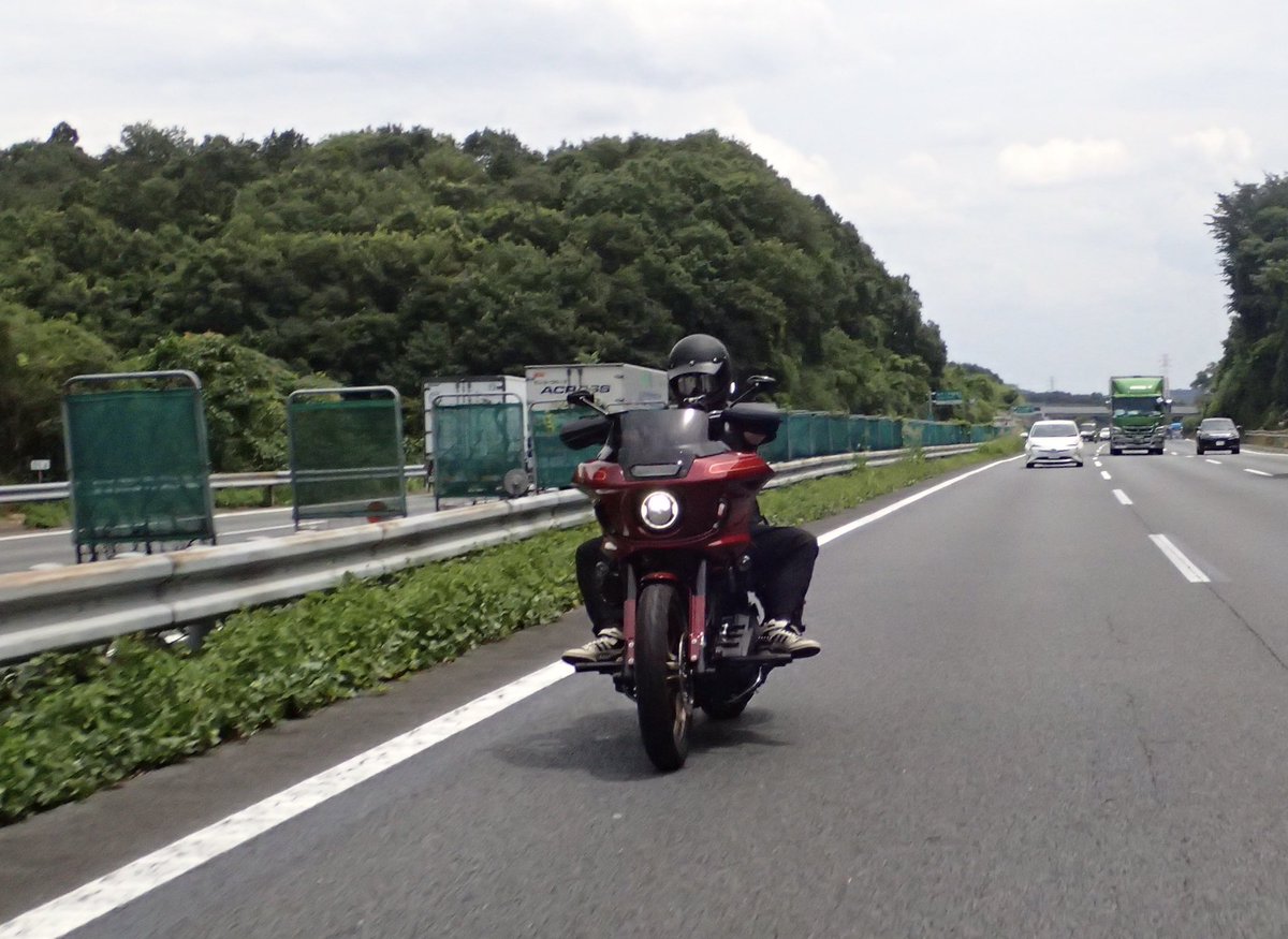 ray_blacksmith's tweet photo. 昨日今日泊まりで夫と夫友人と群馬県沼田市の #zerofactory さんへ。お留守番は寂しいので遺影を持って。暑かったけどとても楽しい週末でした。夫=赤、友人=黄色、私=青(濃紺)の信号カラー。
今日は四十九日。帰宅してお花を買いました。ハーレーの写真は写真家に撮ってもらった飛行犬フォト! https://t.co/gVUEmY0LrU