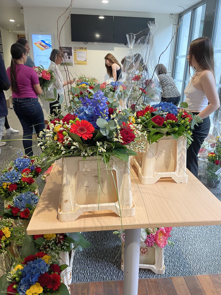 Vente de magnifiques bouquets par les élèves de CAP fleuriste du lycée Gabriel Péri ⁦@actoulouse⁩ au rectorat ⁦@DSDEN31⁩ ⁦@leclercarno⁩ #fierte #voiepro