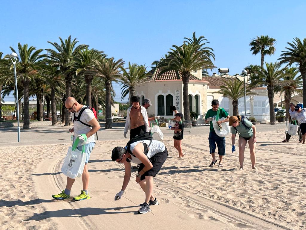 AjTorredembarra's tweet photo. 🧨🏖 Aquest matí s'ha dut a terme un #letscleanup de material pirotècnic, a la #platja de #Torredembarra impulsat per la Regidoria de #Sostenibilitat amb @EeacGete
👉🏻 Se n'han recollit 12,5 kg, en 4.000 m2.
📷 Anna F. https://t.co/B9JyNVlJwC