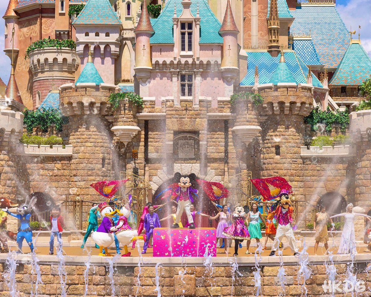 the_hkdg's tweet photo. ⛲️ Gather your friends and head to  the #CastleofMagicalDreams, where #MickeyMouse and Friends take to the stage for a special summer edition of “#FollowYourDreams,” featuring special effects and spectacular water features.

#wildaboutsummer #hkdg #hkdl #distwitter https://t.co/oJLpBwDBun