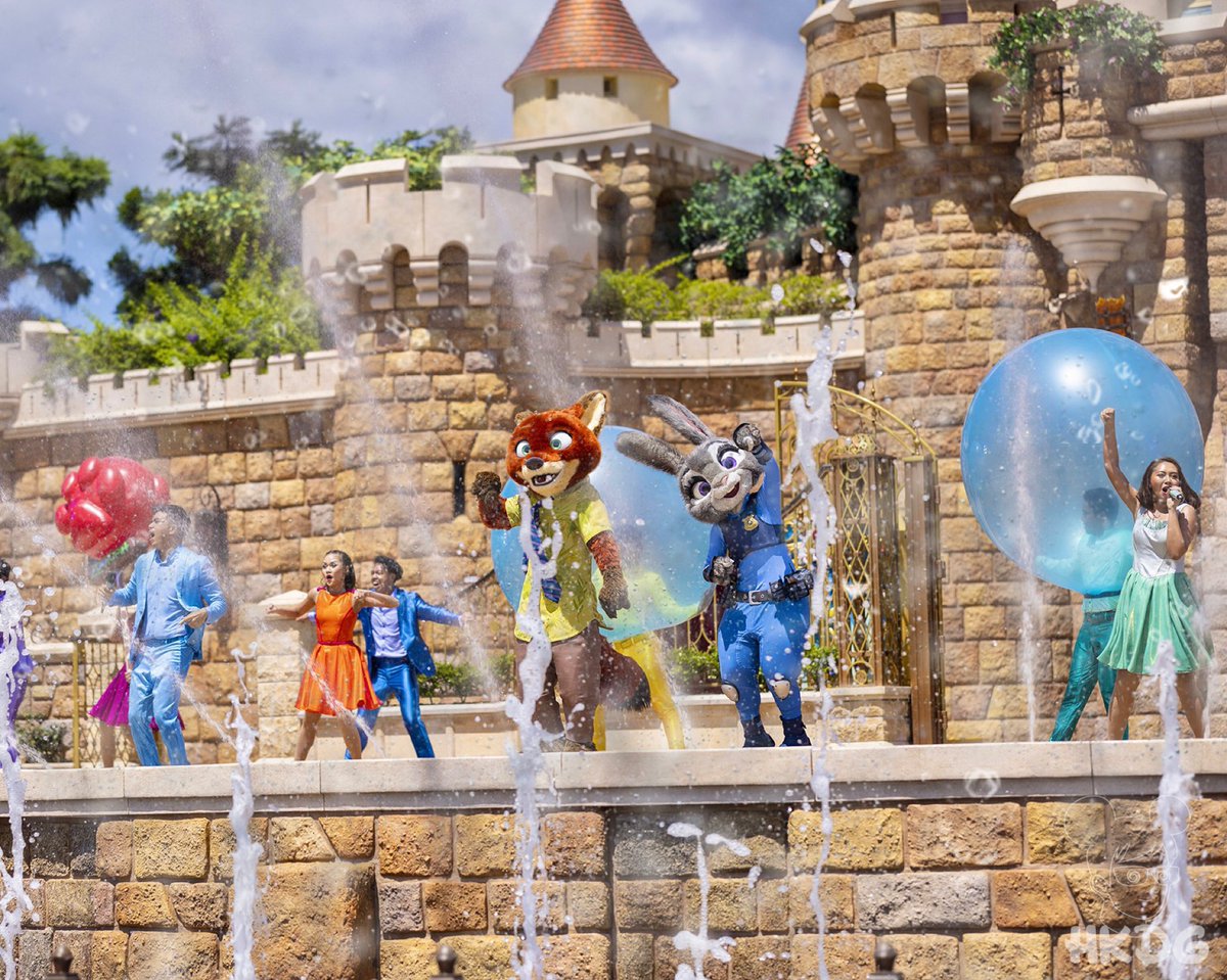 the_hkdg's tweet photo. ⛲️ Gather your friends and head to  the #CastleofMagicalDreams, where #MickeyMouse and Friends take to the stage for a special summer edition of “#FollowYourDreams,” featuring special effects and spectacular water features.

#wildaboutsummer #hkdg #hkdl #distwitter https://t.co/oJLpBwDBun