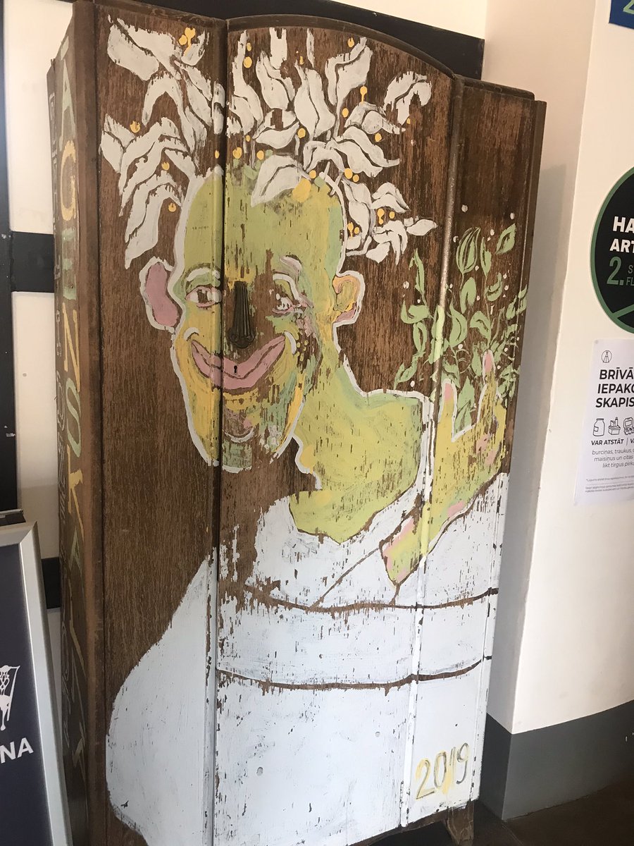 Āgenskalna tīrgū ir burku (aka iepakojuma) skapis.
Šobrīd samērā tukšs, jo visi taisās marinēt un konservēt.
Ja jums ir liekas burkas vai vajag burkas, nāk šurpu! 
Burkām jāiet apritē!
#reuse