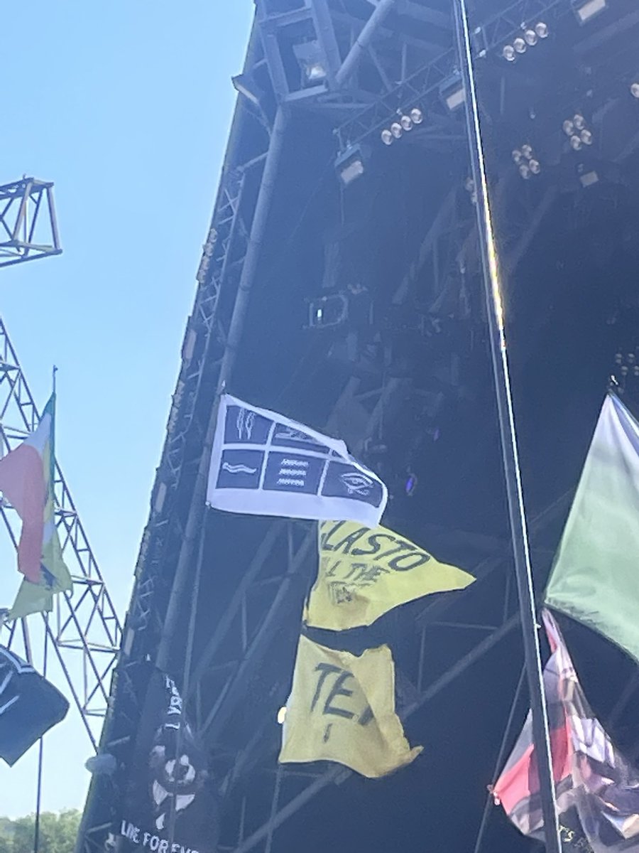 alexxlayt's tweet photo. Spotted an Only Connect flag in the Glasto crowd 👌🏼 #TwoReedsPlease @VictoriaCoren https://t.co/aDDZQCPfC5