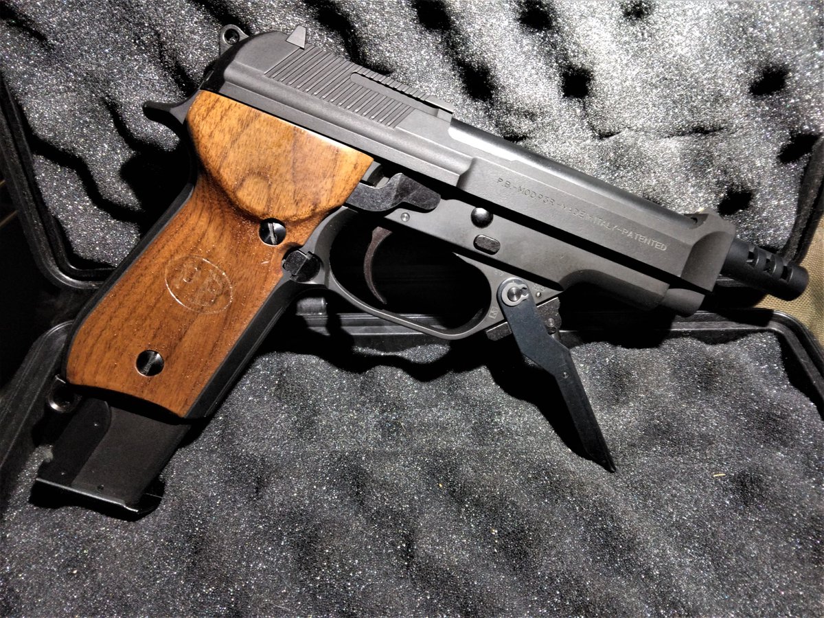 mkb42hmkb42w's tweet image. 93Rの集大成です
KSC　BERETTA93R　システム7ですね！
ベレッタ刻印、造形も美しいです
性能も素晴らしい…
その動きは強烈で壊れそうな勢いです
トリガーの感触も良く…セミ、３点バーストどちらも非常に高い命中精度！
非常に優秀な一丁ですね！
＃KSC　＃93R　＃エアガン